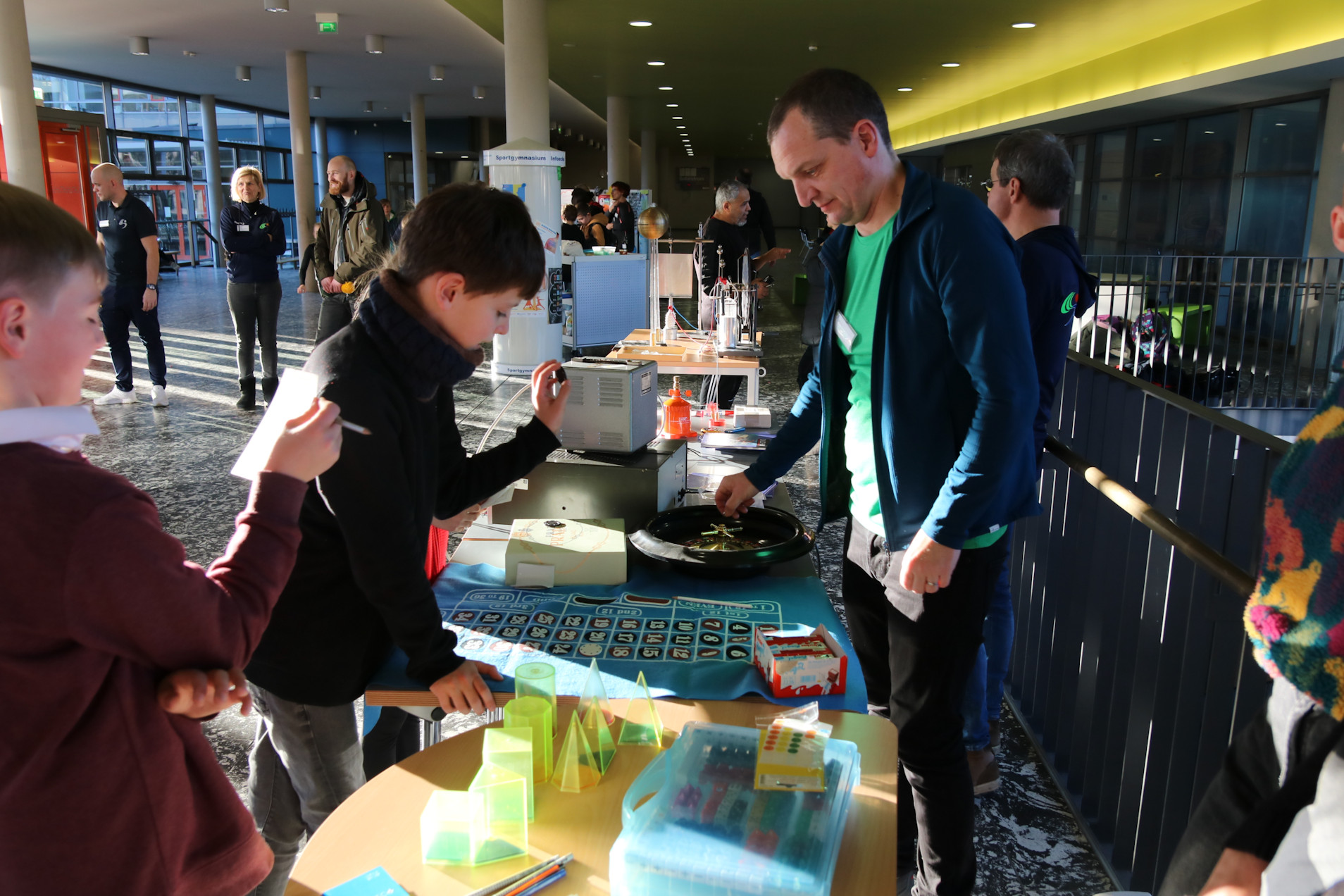 Herr Leibiger begeistert mit Zufallsexperimenten für die Mathematik