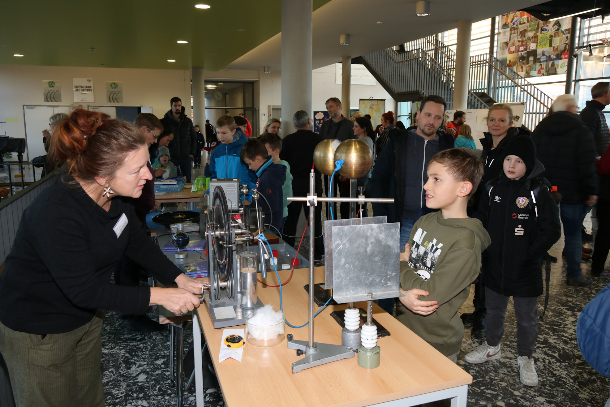 Frau Haenelt zeigt im wahrsten Sinne des Wortes spannende Experimente aus der Physik