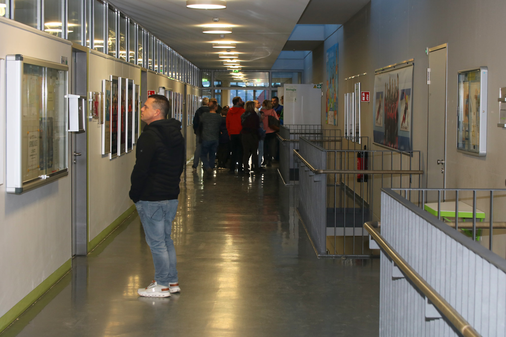 Auf Rundgängen wird das Schulhaus gezeigt