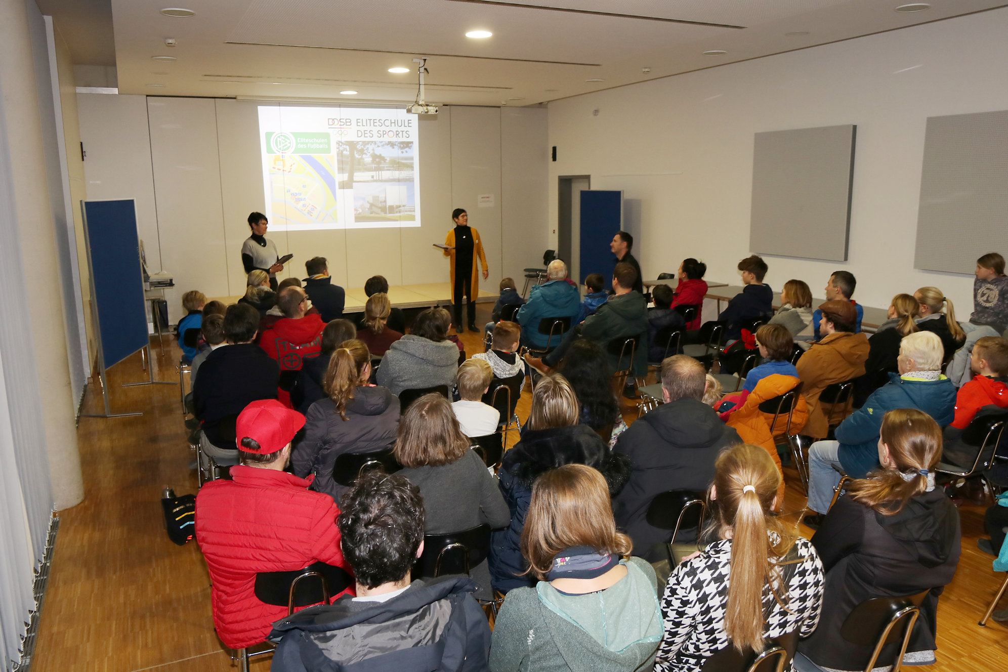 Die Schulleiterinnen Frau Göldner (Gymnasium) und Frau Bitterlich (Oberschule) stellen die besonderen Möglichkeitenund Anforderungen an den Sportschulen vor